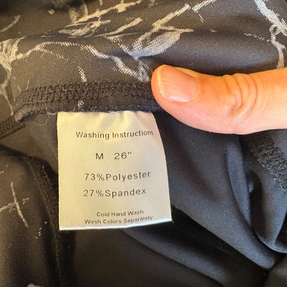KIAVA Women’s Leggings Size Medium Pockets Black and White Marble Activewear - Picture 6 of 7